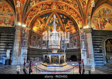 Schriftart In Siena Baptisterium, mit Marmor Wohnung und Statue von Jacopo Della Quercia, Panel von Ghiberti und Glauben von Donatello Stockfoto