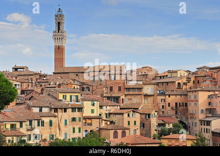 Blick über die Altstadt in Richtung Torre del Mangia auf Der Palazzo Publico, Siena, Toskana, Italien Stockfoto