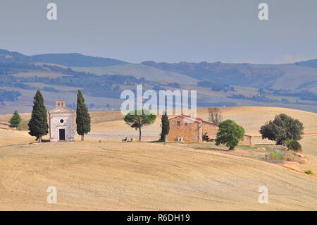 Kapelle und Haus auf Hill, Nr Pienza, Toskana, Italien Stockfoto