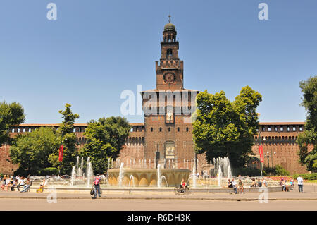 Brunnen vor dem Eingang zum Castello Sforzesco, Mailand, Lombardei, Italien Stockfoto