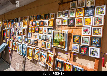 Ausstellung von Gemälden auf pilies Straße Pilies Straße ist die wichtigste Handel Straße von Souvenirs und Kunsthandwerk in Vilnius, Litauen Stockfoto