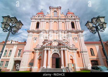 Kirche des hl. Kasimir ist eine römisch-katholische Kirche in der Altstadt von Vilnius, Litauen Stockfoto