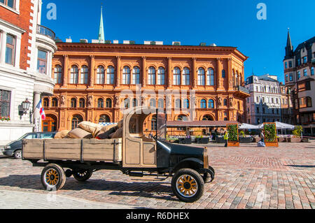 Altes Auto Vor Kunstmuseum Riga Bourse auf Doms Platz Nationalen Baudenkmal von Lettland, Unesco Weltkulturerbe Stockfoto