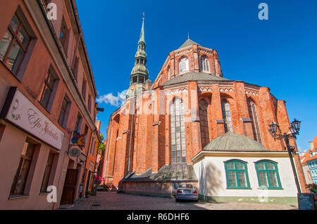 St. Peter ist eine evangelische Kirche in Riga, der Hauptstadt Lettlands, geweiht dem heiligen Petrus Es ist eine Pfarrkirche der evangelisch-lutherischen Kirche von L Stockfoto