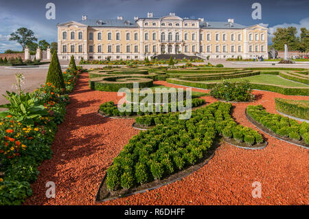 Schloss Rundale, ehemalige Sommerresidenz der Lettischen Adel mit einem wunderschönen Garten rund um Stockfoto