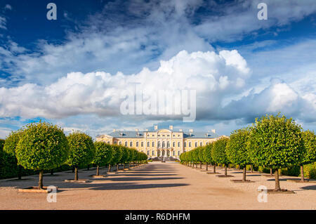 Schloss Rundale, ehemalige Sommerresidenz der Lettischen Adel mit einem wunderschönen Garten rund um Stockfoto