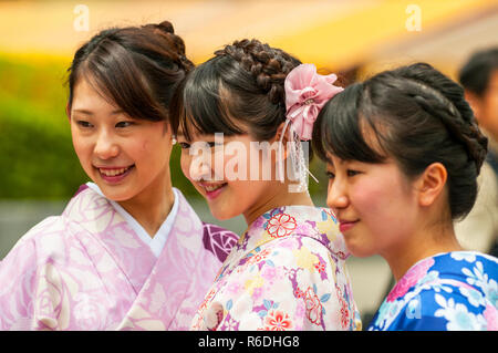 Junge japanische Frauen das Tragen einer Tracht genannt Kimono an Senso-Ji Tempel in Tokio, Japan. Stockfoto