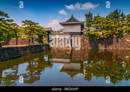 Tokio Imperal Palace und Es ist Spiegelbild im Wasser, Japan Stockfoto