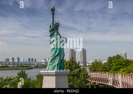 Nachbildungen der Freiheitsstatue mit Stadtbild Hintergrund auf Odaiba Park in Tokio, Japan. Stockfoto