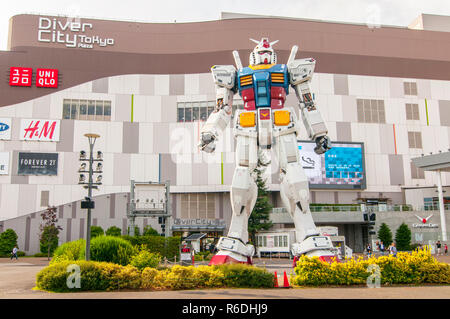 Full-Size Mobile Suit Gundam Rx-78 Replik Zeigt Außerhalb Divercity Tokyo Plaza, Odaiba Stockfoto