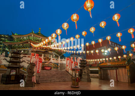 Die Nacht Blick auf viele rote Lampions hängen in den Reihen vor den Yokohama Mazu Tempel, Japan Stockfoto