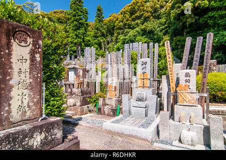 Alte Gräber und Grabsteine der Verstorbenen in einem buddhistischen Friedhof im Obergeschoss und hinter Chion-In Tempel im alten Kyoto, Japan Stockfoto