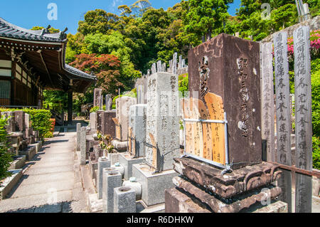 Alte Gräber und Grabsteine der Verstorbenen in einem buddhistischen Friedhof im Obergeschoss und hinter Chion-In Tempel im alten Kyoto, Japan Stockfoto