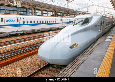 Shinkansen Zug zieht in Shin Osaka, Japan Stockfoto