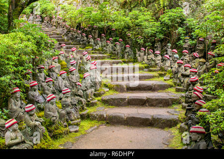 Insel Miyajima, Hiroshima, Japan In der Buddha gesäumt Pathways unter Daisho-In Tempel Stockfoto