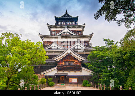 Vorderansicht des Hiroshima Castle (Karpfen Schloss) in Hiroshima, Japan wurde das Schloss von der Atombombe Am 6. August 1945 zerstört, wurde aber wieder aufgebaut In 1. Stockfoto