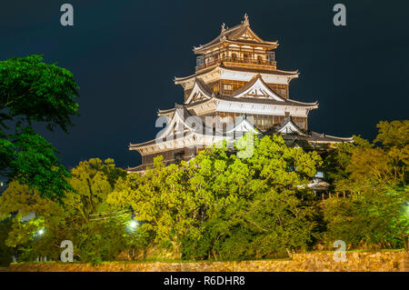 Hiroshima Castle (Karpfen Schloss) in Hiroshima, Japan wurde das Schloss von der Atombombe Am 6. August 1945 zerstört, wurde aber wieder aufgebaut 1958 Stockfoto