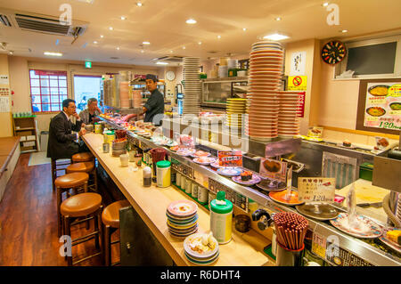 Japaner essen Sushi von Sushi Förderband im Japanischen Restaurant In Shinjuku, Tokyo, Japan Stockfoto