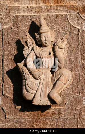 Aus Holz geschnitzte Figur Shwe Nan Daw Kyaung in Mandalay, Myanmar oder Golden Palace Kloster Stockfoto