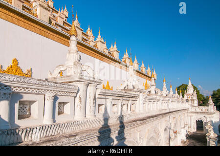 Kloster atumashi Kyaung Maha Atulawaiyan Kyaungdawgyi ist ein Buddhistisches Kloster in der Nähe von Shwenandaw Kloster in Mandalay, Mianma entfernt Stockfoto