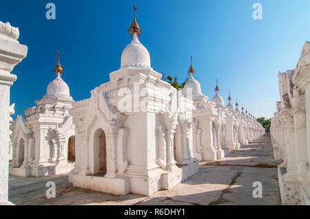 Kuthodaw Pagode enthält die Weltgrößte Buch Es gibt 729 weißen Stupas mit Höhlen mit einer Marmorplatte Innen Stockfoto