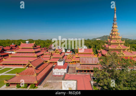 Die sieben Tiered Pyatthat, die Mitte des Kosmos und der großen Aula in der Königlichen Mandalay, Palast, Mandalay, Myanmar Stockfoto