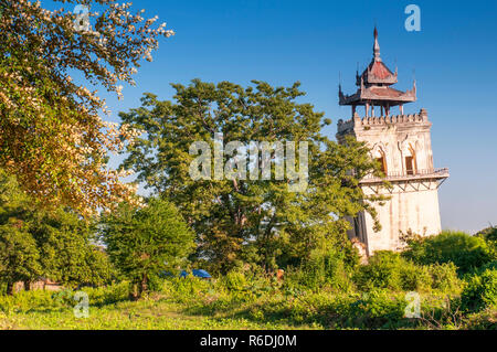 Nanmyin IST EINE Schiefe Turm im Historischen Inwa, die Als die burmesische Königreiche Kapital für 400 Jahre serviert. Stockfoto