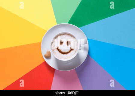 Kaffee und Smiley auf Regenbogen Hintergrund Stockfoto