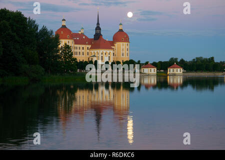 Jagdschloss Moritzburg bei Dresden in der Abenddämmerung bei Vollmond und Reflexion in den Teich Stockfoto