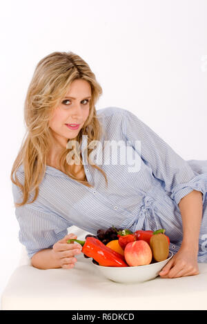 Portrait von gesunden jungen Frau mit Schale mit frischem Obst, Konzept der Diäten, gesunde Ernährung Amp Gewichtsverlust, Stockfoto