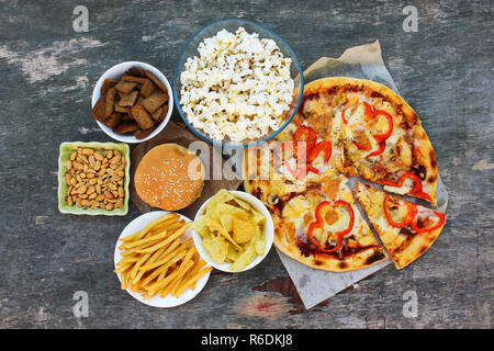 Fast food auf alten Holz- Hintergrund. Konzept der Junk-Essen. Ansicht von oben. Flach. Stockfoto