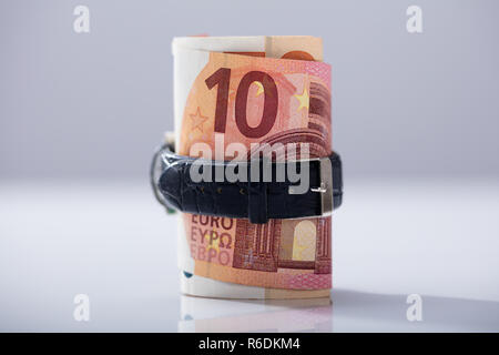 Bis zehn Euro Banknoten gebunden mit Gurt ausgerollt Stockfoto
