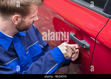 Menschliche Hand Öffnen der Autotür mit Lockpicker Stockfoto