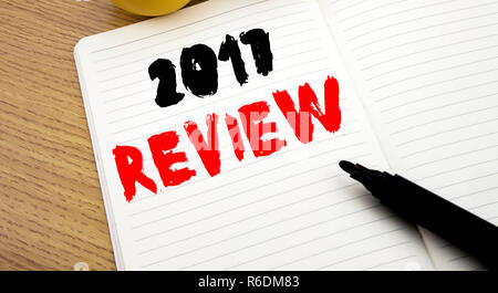 Handschriftliche Bildunterschrift angezeigt 2017 überprüfen. Business Konzept schreiben für jährlichen zusammenfassenden Bericht über Notebook mit Kopie Speicherplatz auf Buch Hintergrund mit Filzstift Stockfoto