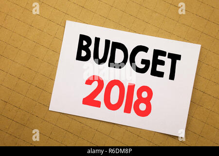 Konzeptionelle Hand schreiben Bildunterschrift inspiration Übersicht Haushalt 2018. Business Konzept für Haushalt Budgetierung Rechnungswesen Planung auf haftnotiz Gelb Hintergrund geschrieben. Stockfoto