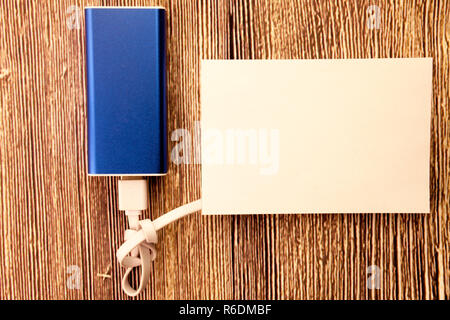 Haftnotiz Papier Aufladen mit Energie Bank. Feldtiefe bei Power Bank Stockfoto