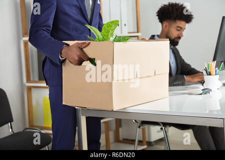 Unternehmer Verpackung Habseligkeiten im Karton Stockfoto