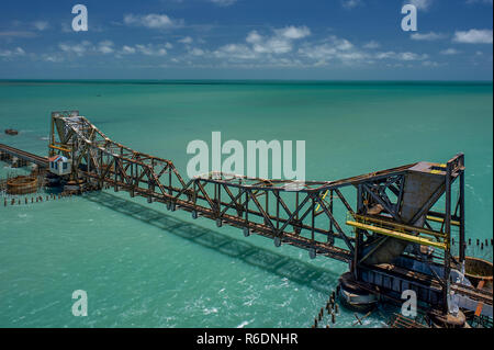 23-Aug-2009 - Am längsten Eisenbahn Pamban Brücke am Meer; Rameswaram, Tamil Nadu, Indien Asien Stockfoto