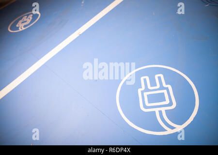 Elektroauto aufladen Ort Stockfoto