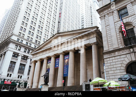 New York City, USA - 24. Juni 2018: Low Angle View der Federal Hall National Memorial Gebäude im Finanzdistrikt von New York Stockfoto