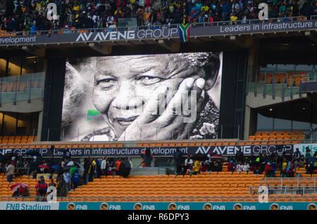 Trauernde Raffung an der Trauerfeier für den früheren Präsidenten Nelson Mandela am FNB-Stadion, in Soweto, Dienstag, 10. Dezember 2013. Mandela starb am 5. Dezember 2013. Foto: EVA-LOTTA JANSSON Stockfoto