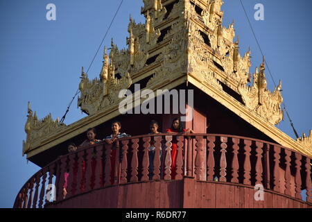 Blick auf den Turm im Inneren des Königlichen Palastes, der letzte königliche Palast des letzten burmesischen Monarchie in Mandalay, Myanmar Stockfoto