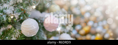 Weihnachten Hintergrund - Äste, Spielzeug, Schnee. Stockfoto