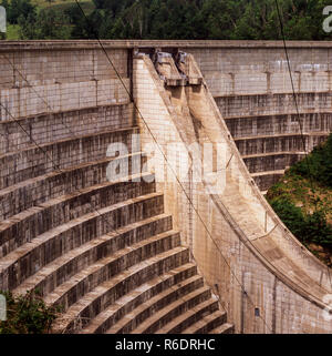 Frankreich.Staudamm an der Dordogne bei Bort-les Orgues im Departement Correze. Stockfoto