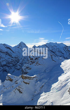 Blick vom Schilthorn, Schweizer Alpen in der Nähe von Murren. 10.000 ft/2970 m. Winter. Sonnig. Lage für Bond Film, Im Geheimdienst Ihrer Majestät Stockfoto