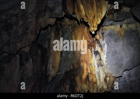 Felsformationen von grauen Kalkstein mit speleogens und rötlich Tropfsteine der beginnenden Stalaktiten in St. Paul's Underground River Cave. Puerto Princes Stockfoto