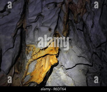 Felsformationen von grauen Kalkstein mit speleogens und rötlich Tropfsteine der beginnenden Stalaktiten in St. Paul's Underground River Cave. Puerto Princes Stockfoto