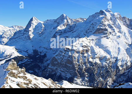 Blick vom Schilthorn Bergrestaurant, Schweizer Alpen in der Nähe von Murren. 10.000 ft/2970 m. Winter. Lage für Bond Film, Im Geheimdienst Ihrer Majestät Stockfoto