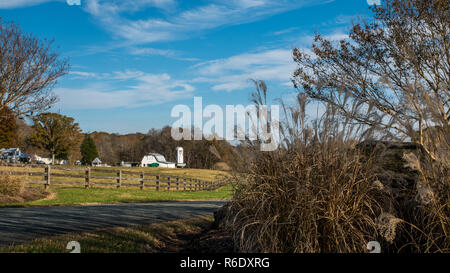 Landwirtschaftliche Gebäude in Orange County North Carolina mit Zaun im Vordergrund Stockfoto