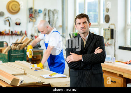 Chef und Arbeitnehmer in einer Schreinerei Stockfoto